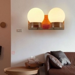 Applique da parete nordica in legno massello con paralume in vetro