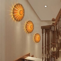 Applique da parete rotonda in bambù con fiori, tessuta a mano