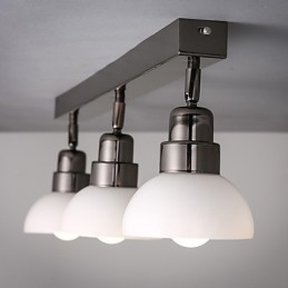 Plafoniera triangolare in vetro bianco con telaio in alluminio