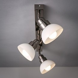 Plafoniera triangolare in vetro bianco con telaio in alluminio