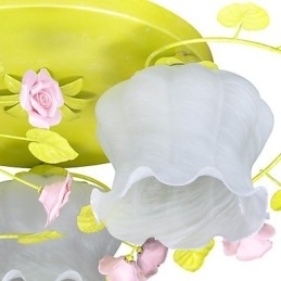 Plafoniera creativa a filo verde con paralume trasparente e decorazioni rosa in ceramica