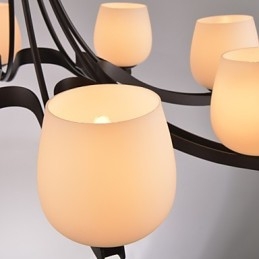 Lampadario classico in metallo dipinto marrone con paralumi in vetro bianco, 3 luci E26/E27