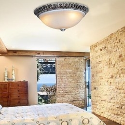 Plafoniera a filo in vetro bianco con montatura in resina marrone scuro, motivo classico europeo