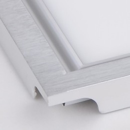 Plafoniera a filo integrata con bordo bianco