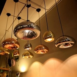 Lampada a sospensione moderna contemporanea in metallo e vetro con finitura dipinta